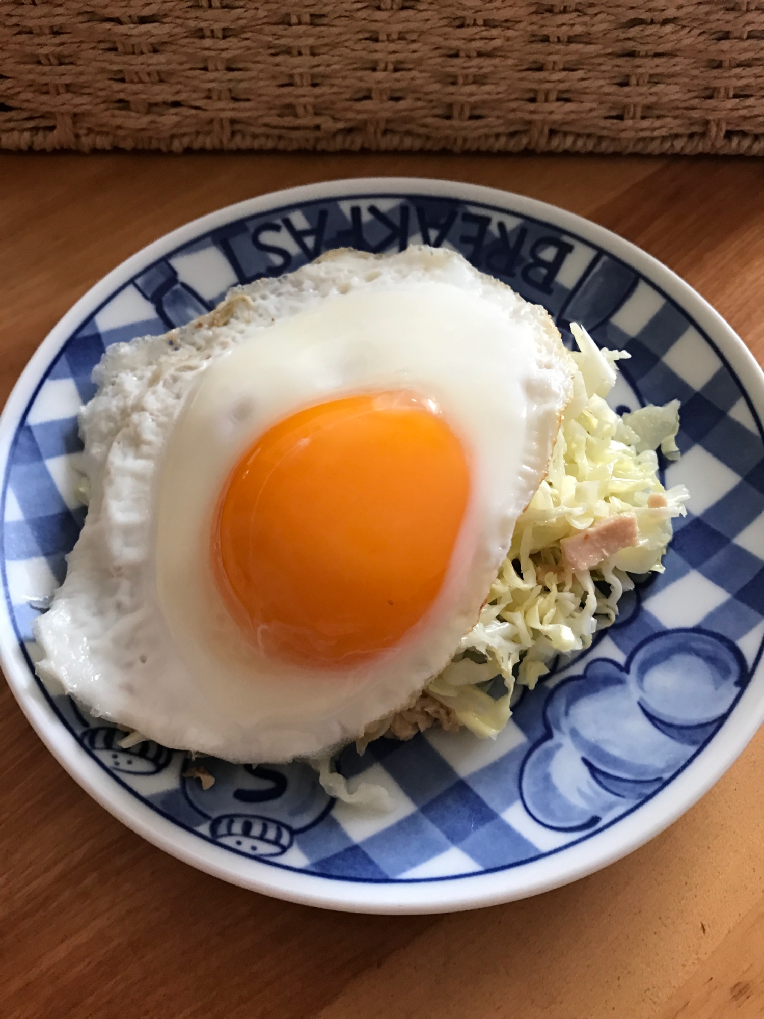 キャベツとツナの蒸し焼き目玉焼きのせ