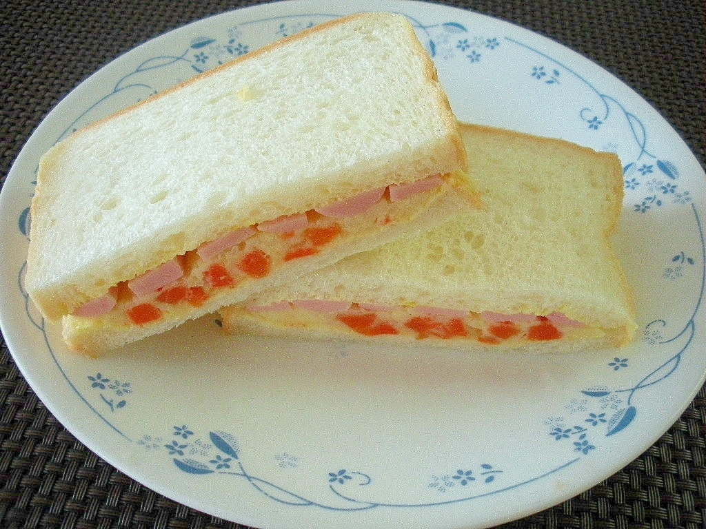 夜食に！ポテトサラダと魚肉ソーセージのサンドイッチ