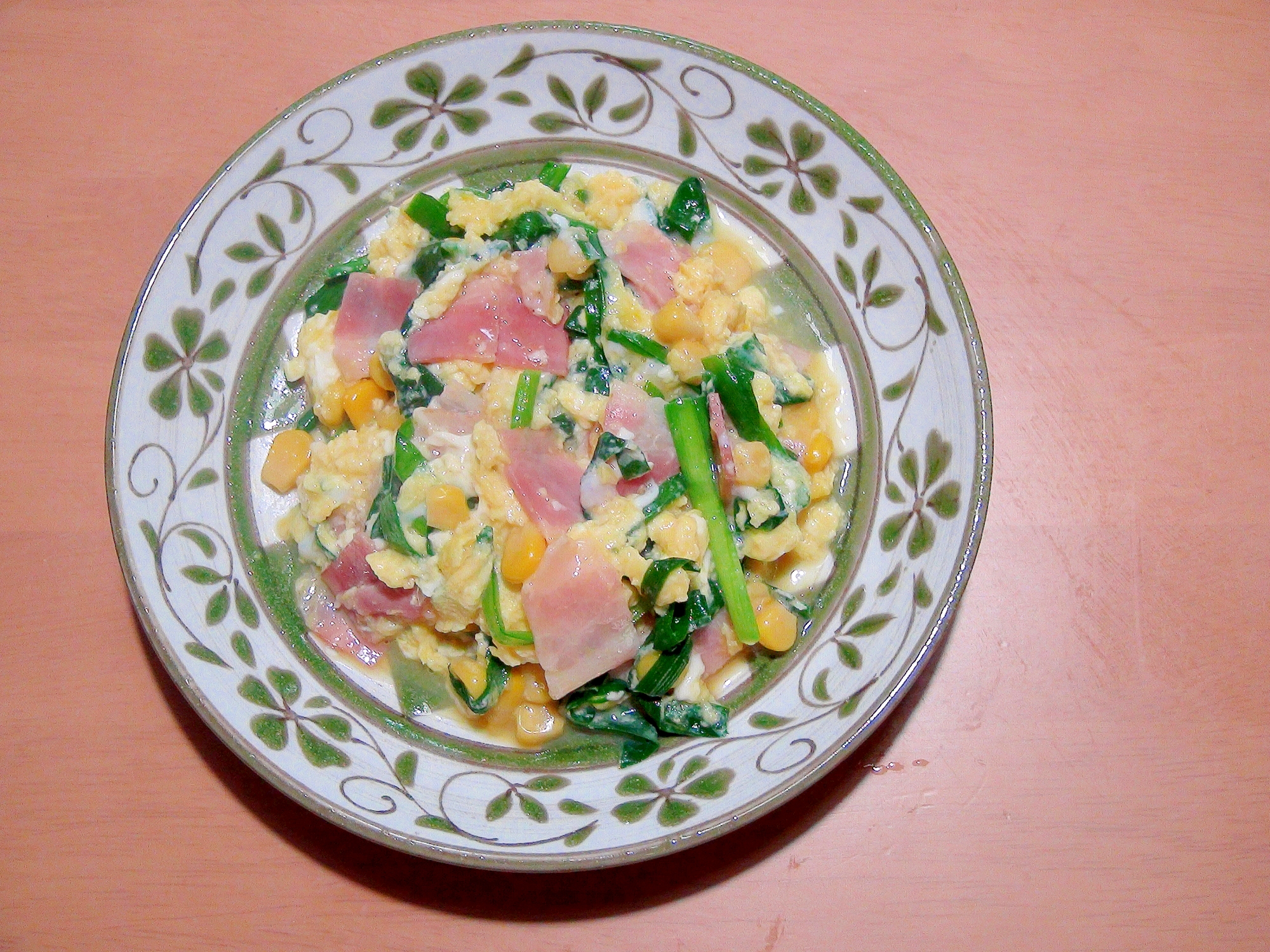 ニラ＆コーン＆ベーコン入りの、スクランブルエッグ