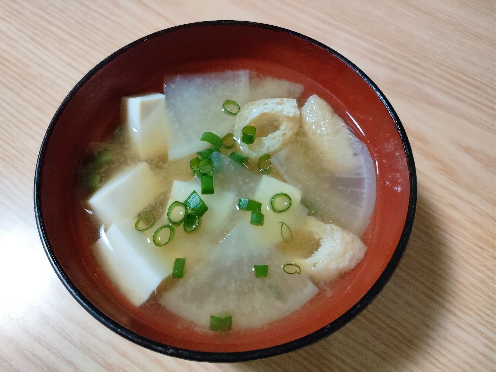 豆腐と大根油揚げ小ねぎの味噌汁