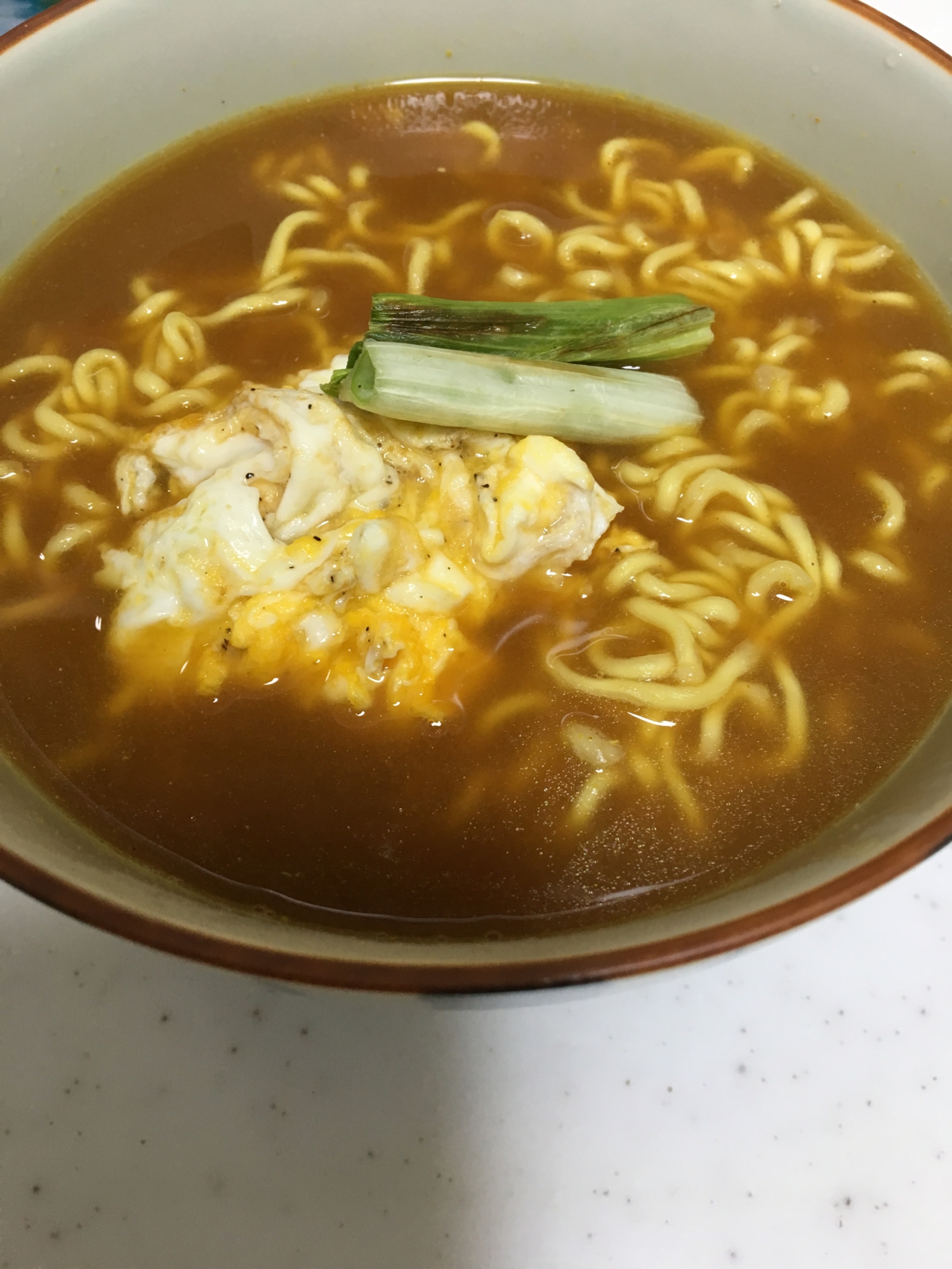 カレーラーメンで☆玉子と白葱トッピング(*^^*)