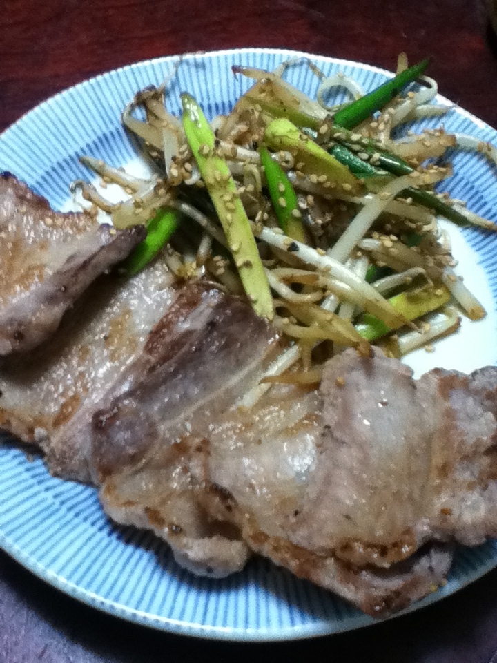 牛カルビ焼き、にんにくの芽とモヤシ添え