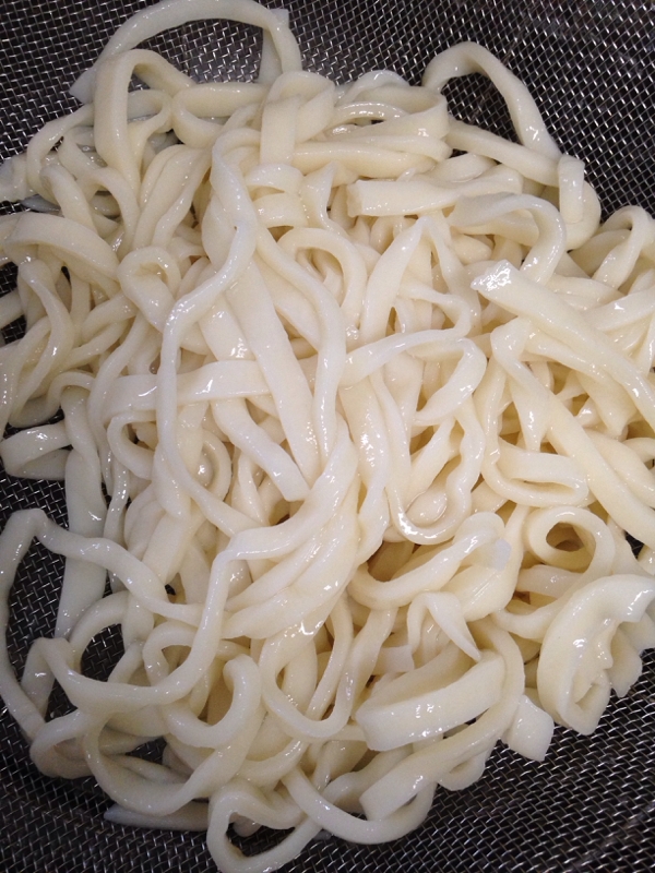 チビと一緒にうどん