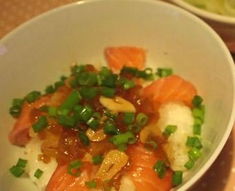 「オイルサーモン丼」