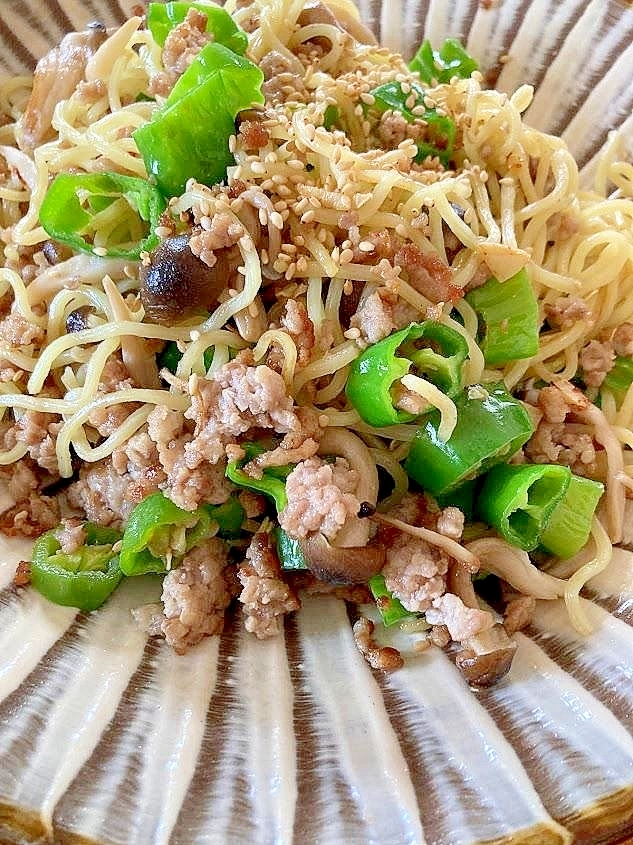 模様の入った皿に盛り付けた豚ひき肉と青唐辛子のタイ風ピリ辛焼きそば
