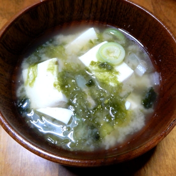 豆腐とわかめとネギと玉葱のお味噌汁