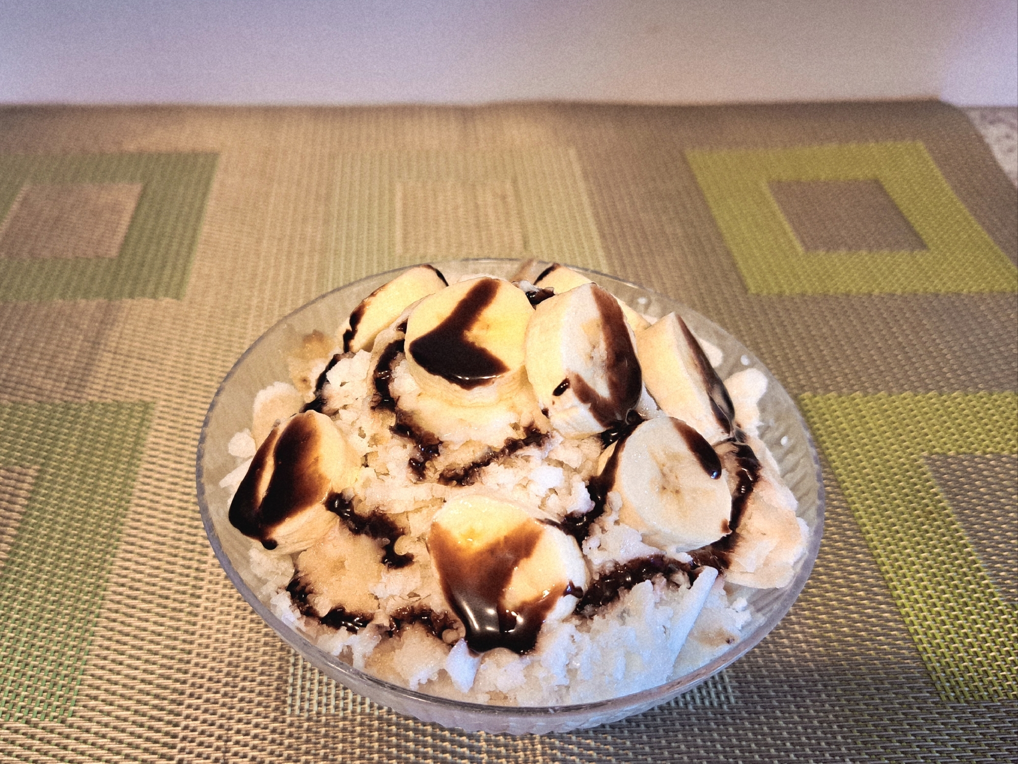 バナナミルク かき氷 チョコレートシロップをかけて