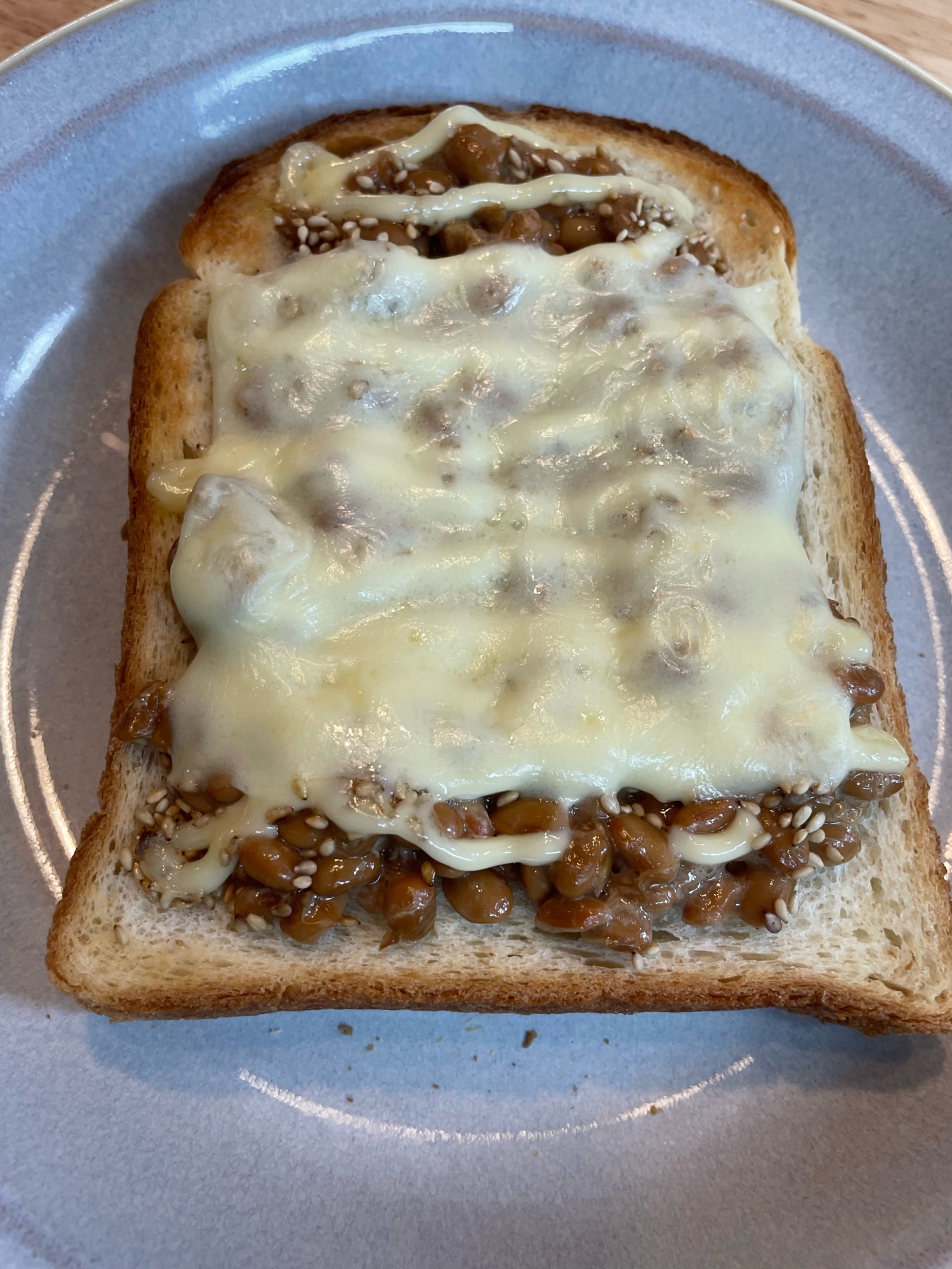 手早く簡単！ごまと納豆のチーズトースト