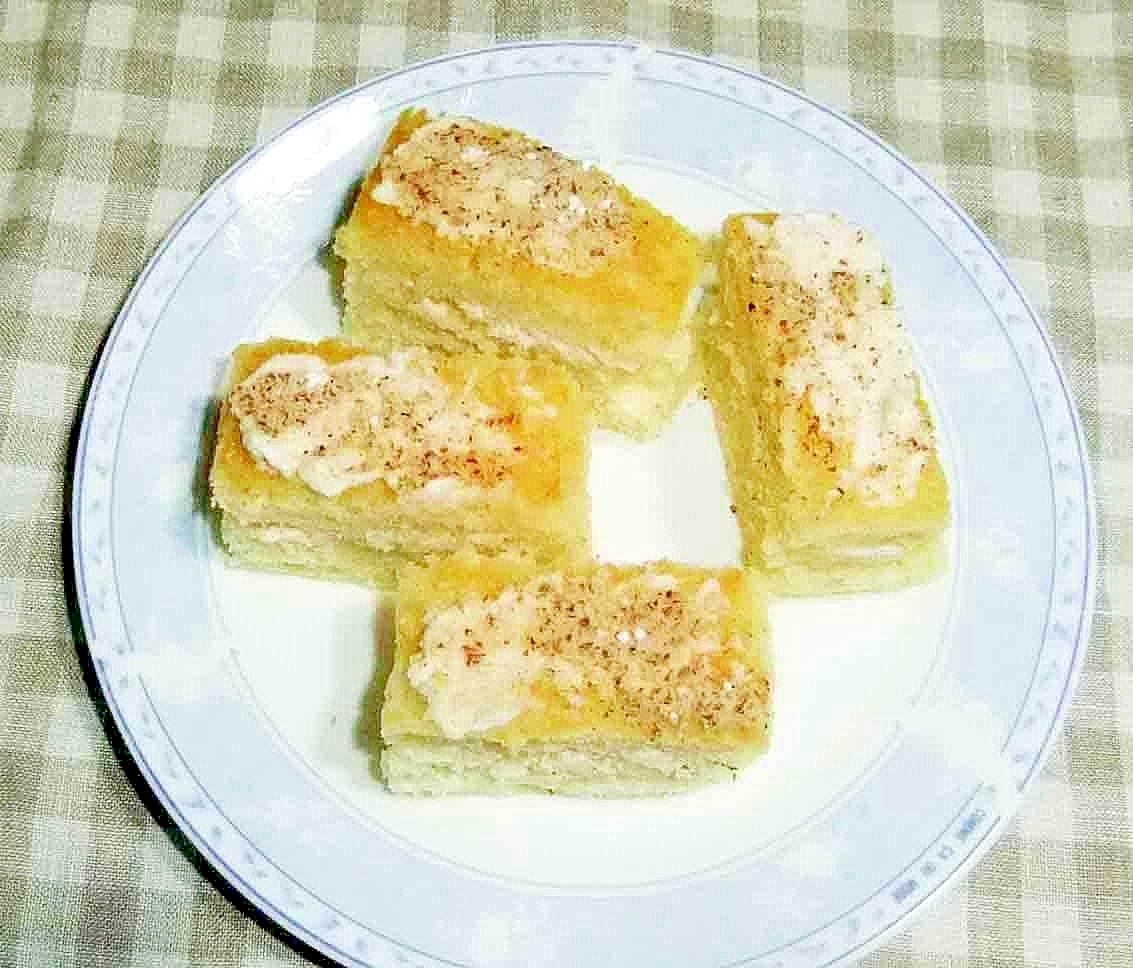 器に盛られた冷凍パイナップルのケーキ