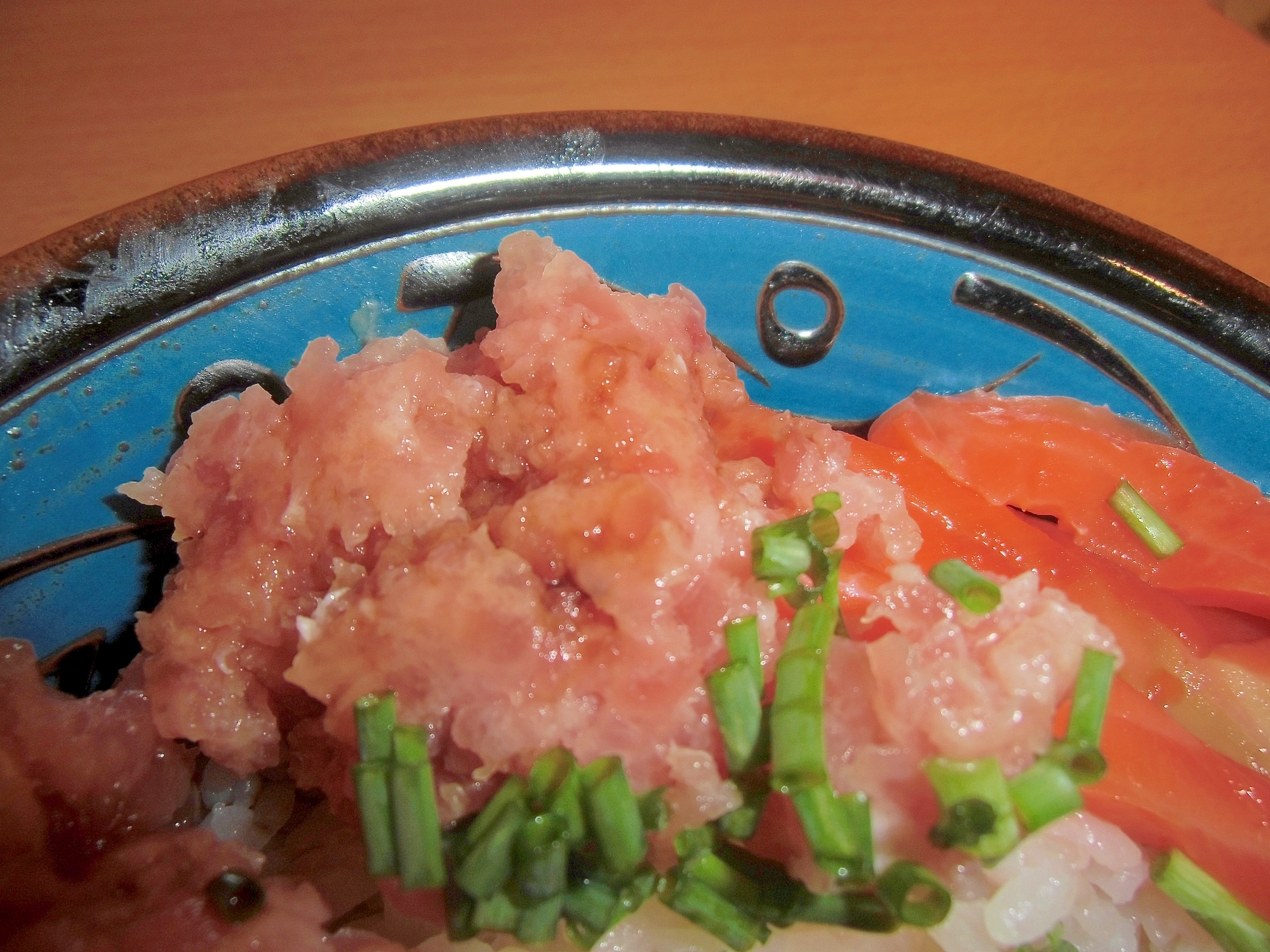 ネギマグロとサーモンのキムチマヨ丼