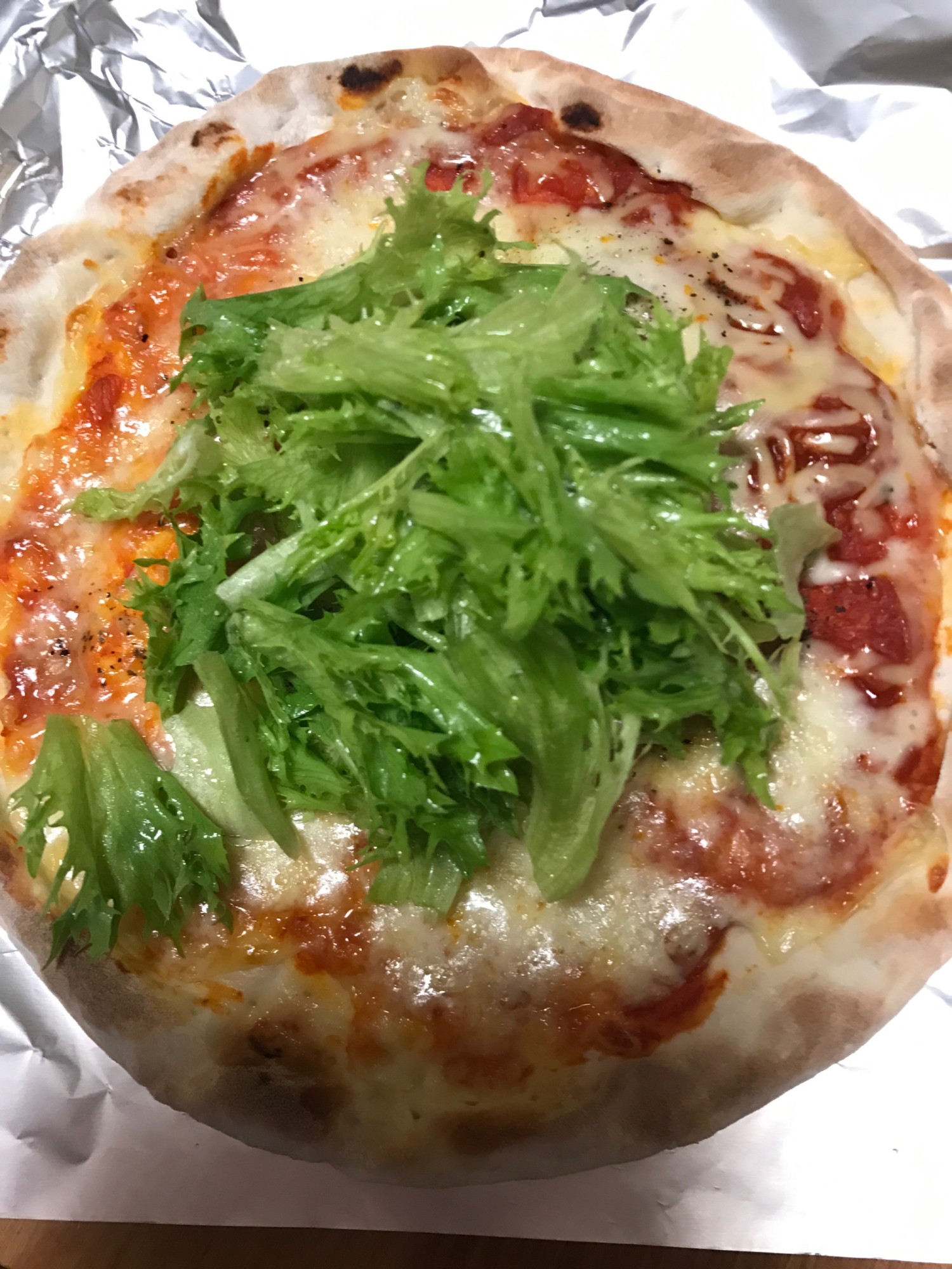 フリルレタスサラダのせピザ