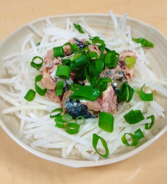 お魚食べよう！さば缶と大根のサラダ