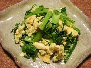 収穫した小松菜、レパートリーが少なくて調理に困ってましたが、卵とじで美味しく沢山頂きました。ご馳走さまでした♪