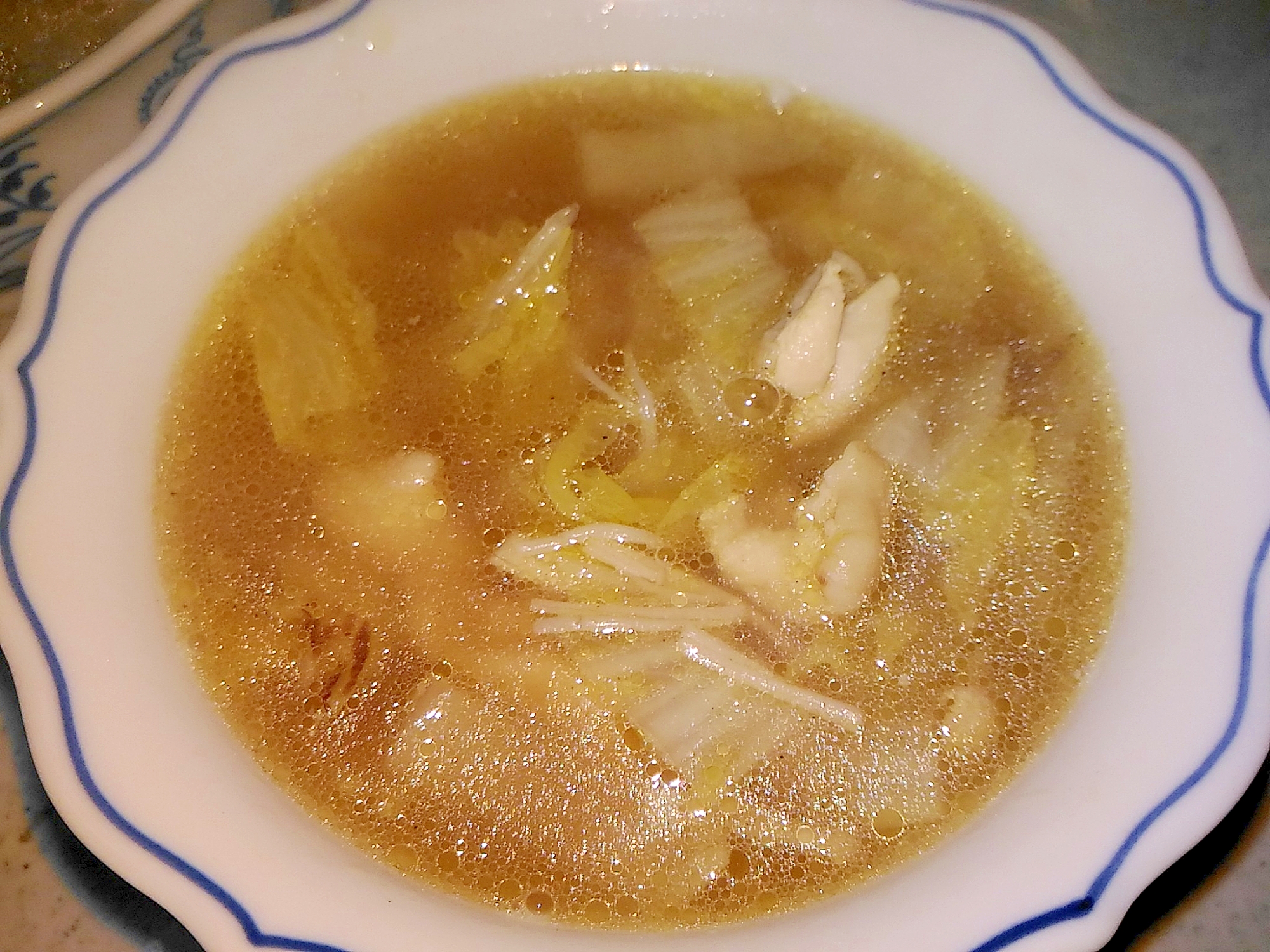 鶏とエノキ、白菜の和風スープ