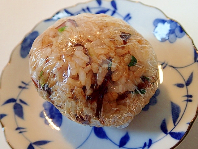 麺つゆで　昆布佃煮とほうれん草とおかかのおにぎり