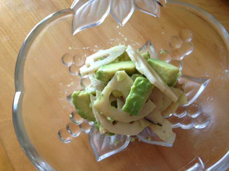 ガラスの器にれんこんとアボカドの二杯酢が盛られている