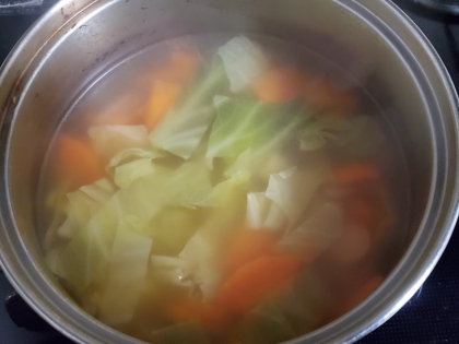 ブイヨンで煮込む野菜スープ