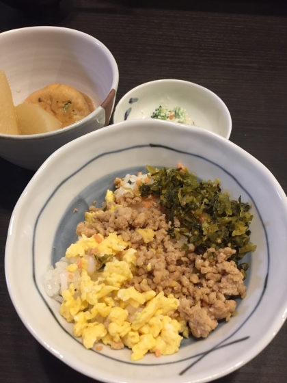 うちにあった高菜ものせて三食丼にしてみました。子供には鮭フレークをのせました。子供もおかわりしてパクパク食べていました☆お弁当にもいいですね〜