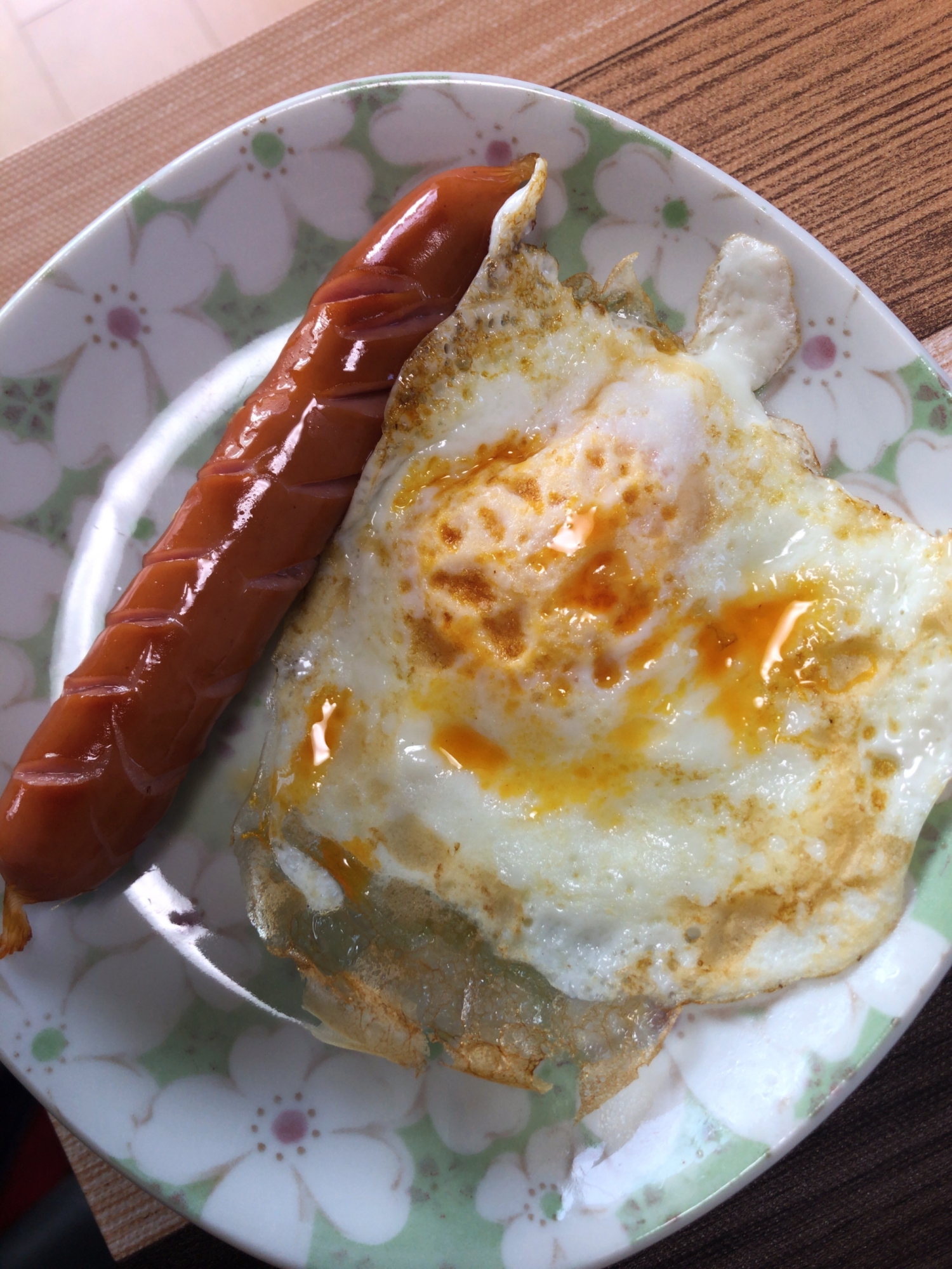 ウインナーと半熟目玉焼きのラー油かけ