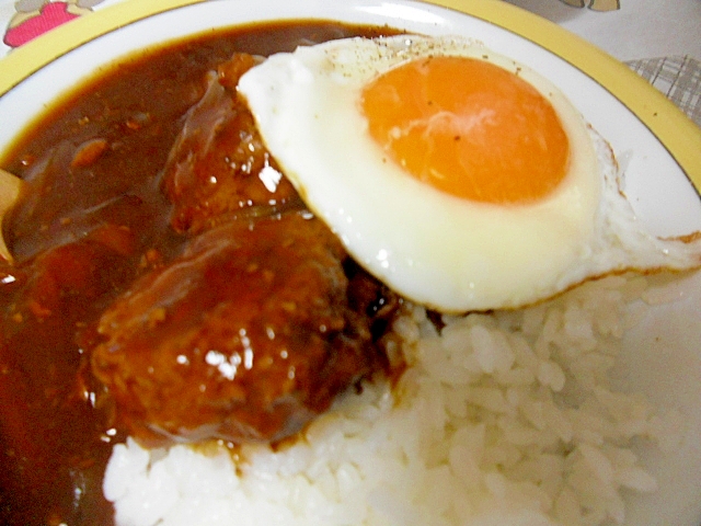 ミニハンバーグのハヤシライス　目玉焼きのせ