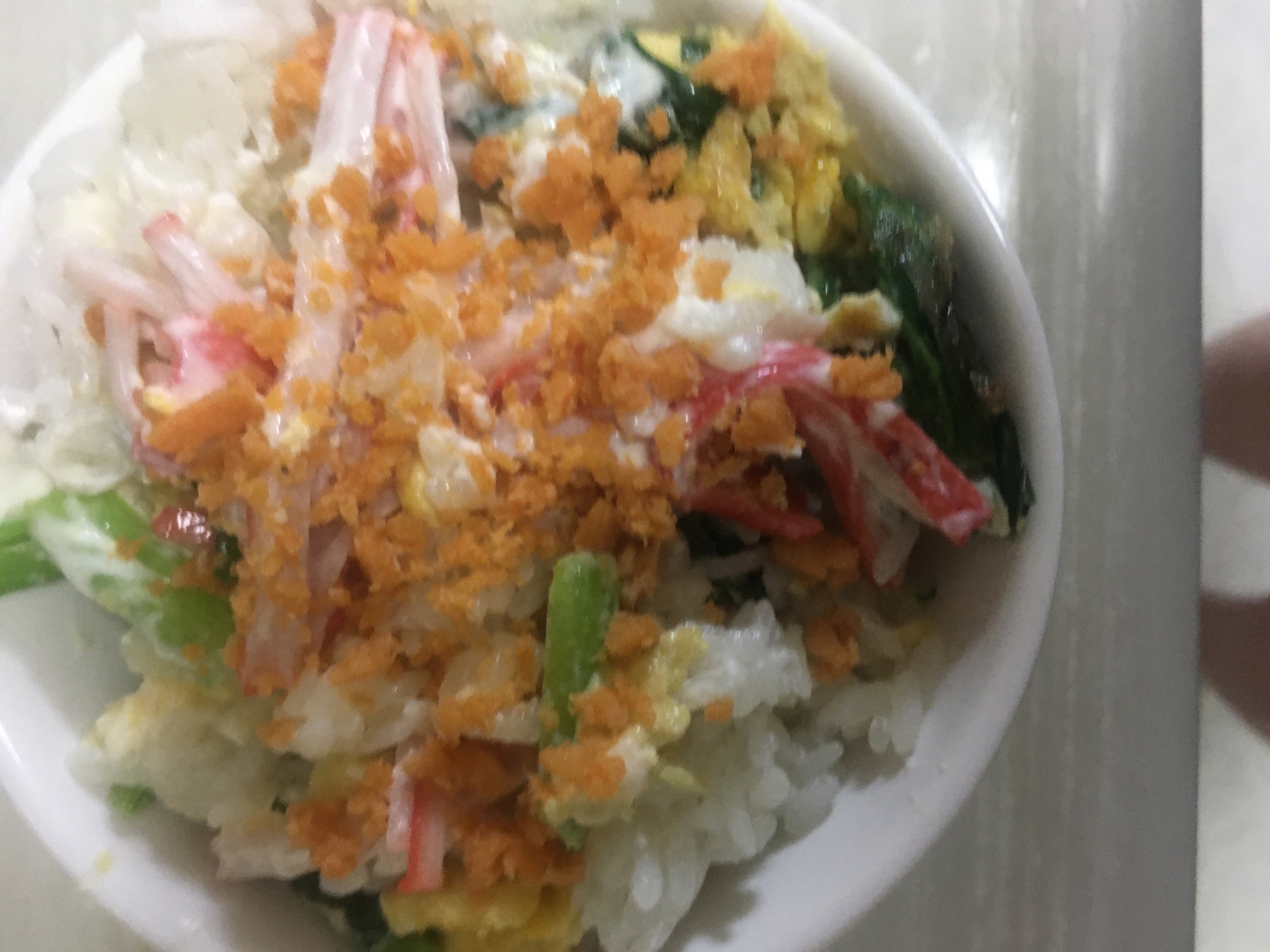 小松菜の卵炒めに、カニカマと鮭フレークの混ぜご飯♪