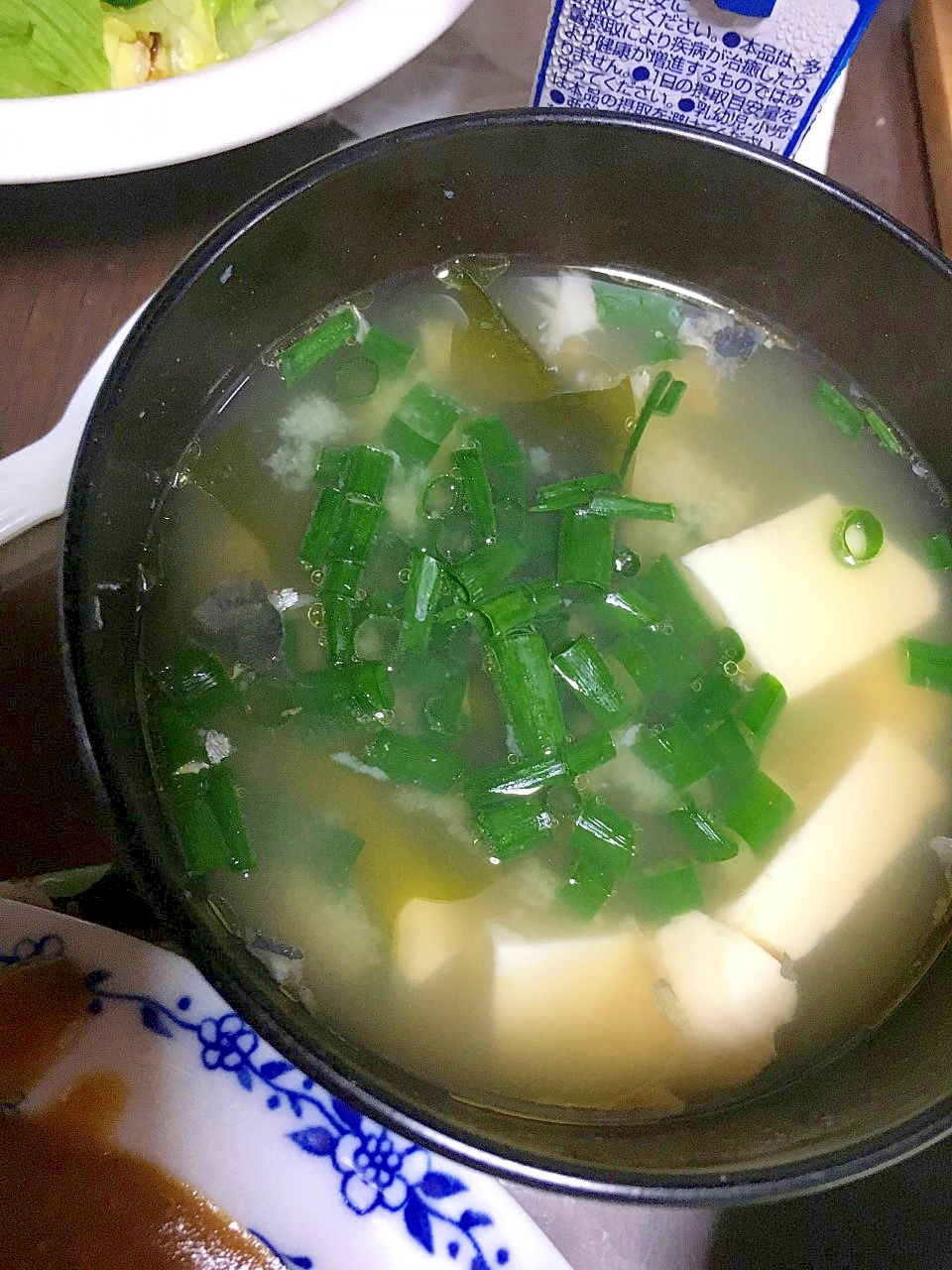 鯖の水煮入り豆腐とわかめの味噌汁