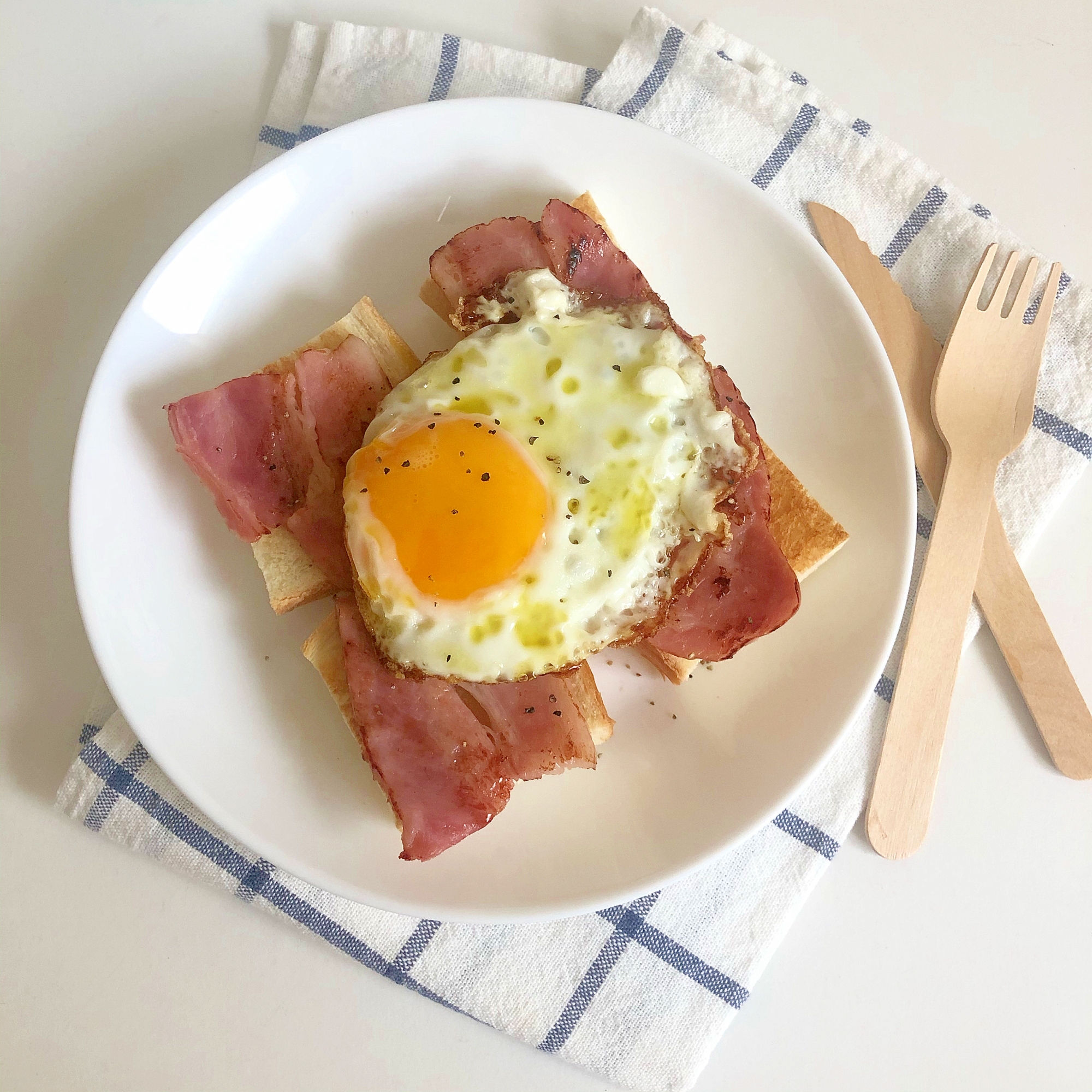 ベーコンとめだま焼きのオープンサンド♪