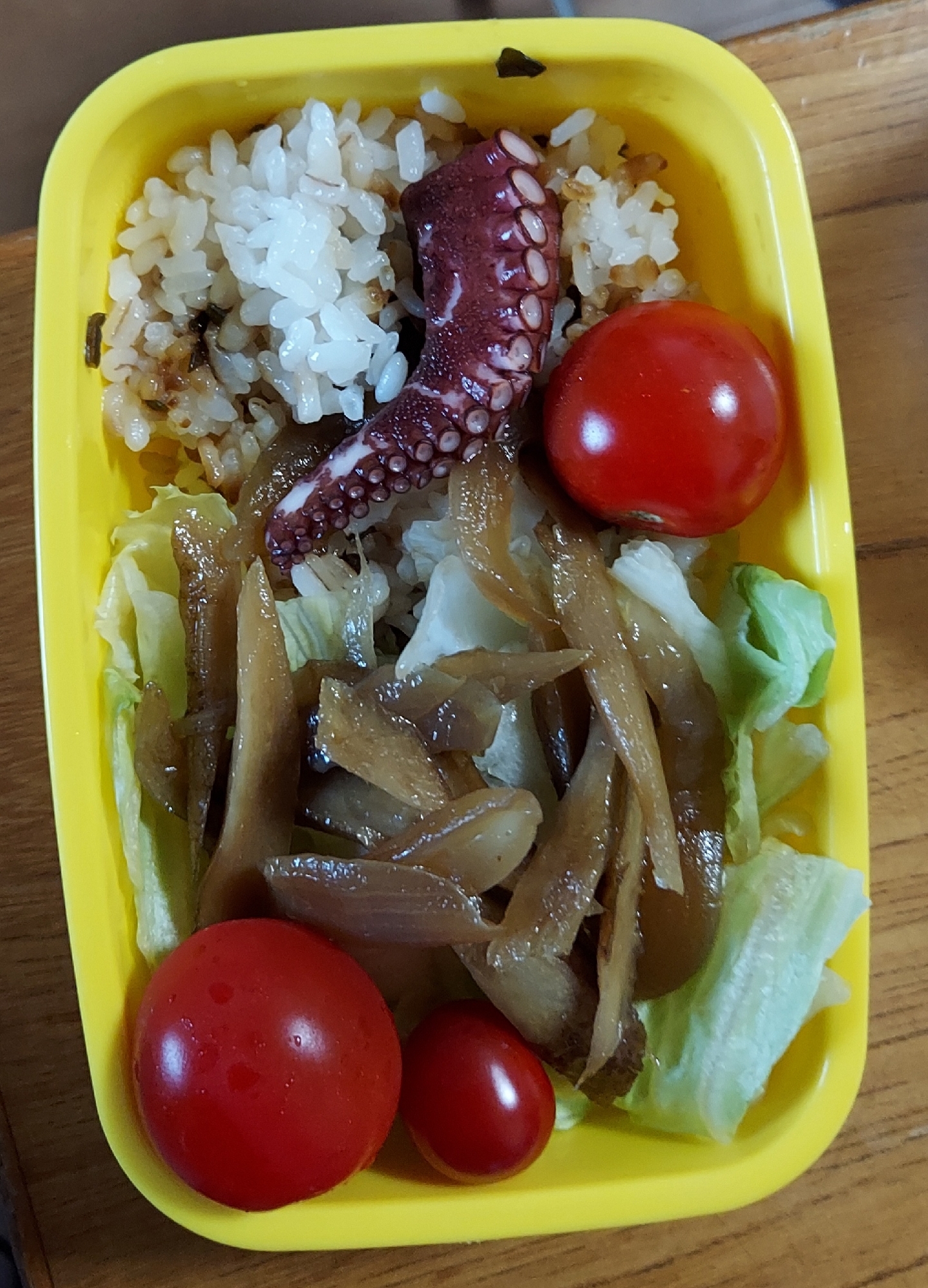 お弁当 レタスにきんぴらのせ