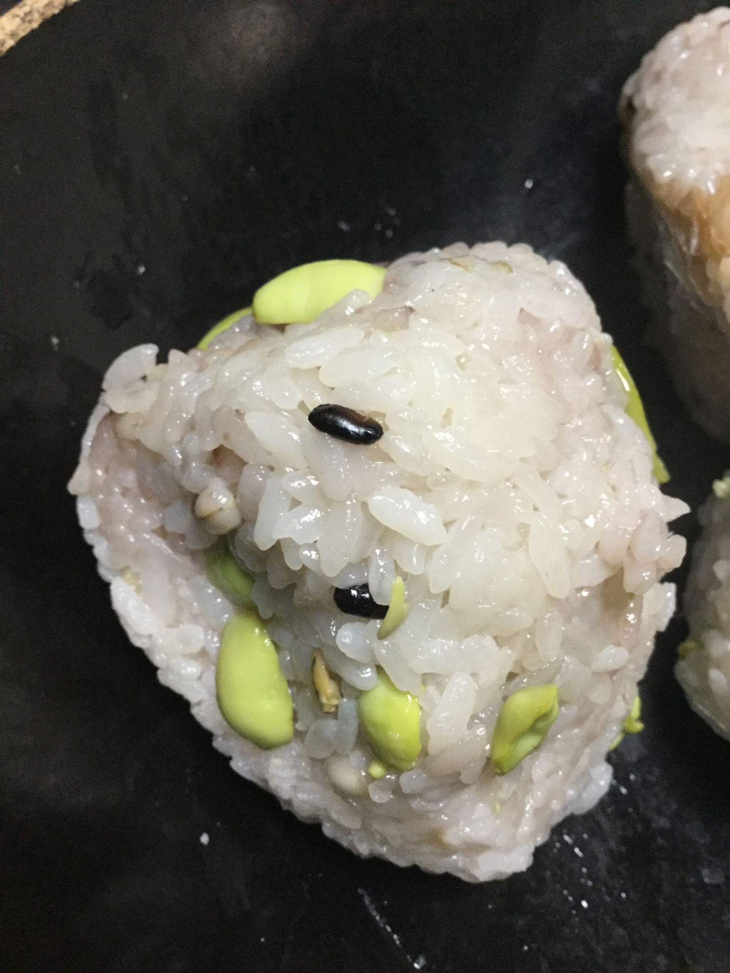 塩麹と枝豆でおにぎり