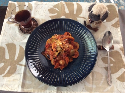 耳たぶパスタのオレキエッティで、トマトソースのパスタ、ズッキーニも入れて作りました。とてもおいしかった(^^)