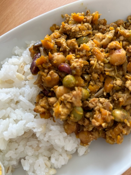 豆とぶなしめじ入れて作りました。砂糖の代わりに甘酒、醤油の代わりに醤油麹いれてカレー粉多めにしました。サッパリとしていて美味しかったです。