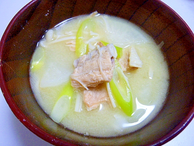 肌寒い春に！鮭缶でいいダシ味噌汁