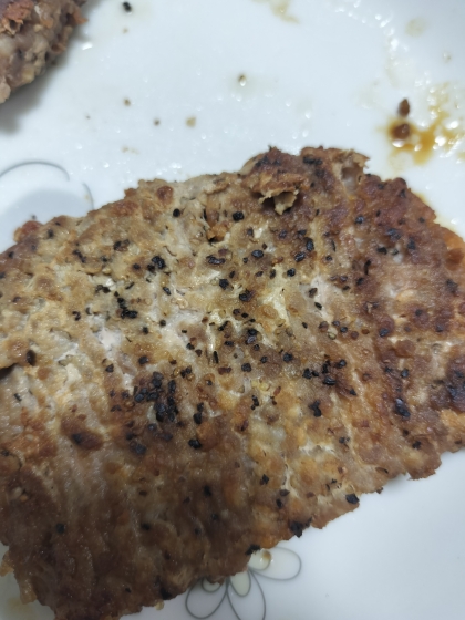 こねずに焼いて塩胡椒だけ！シンプルハンバーグ