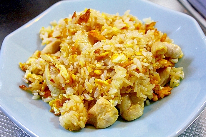 鶏むね肉と卵のチャーハン