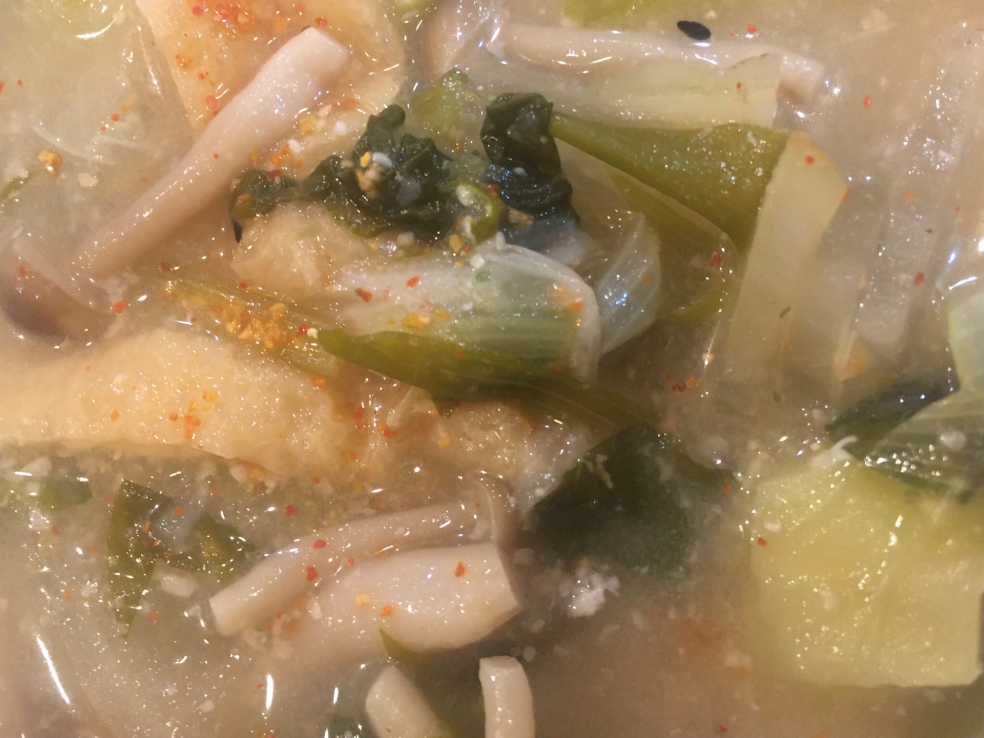 小松菜と大根とネギとしめじと油揚げのピリ辛味噌汁