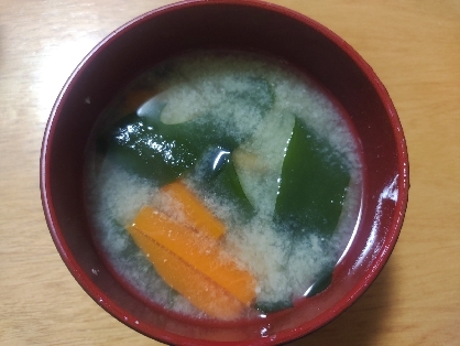 にんじんとわかめの味噌汁