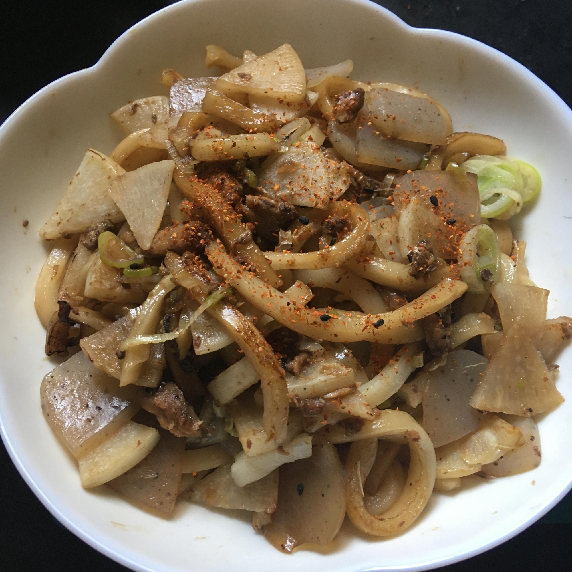 いわし缶、こんにゃく、大根,ねぎの焼きうどん