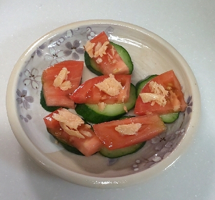朝食に、きゅうりとトマトの鮭フレークサラダ、鮭フレークの塩気でとてもおいしかったです♥️私もおるがんさんの子供になりたいです☺️いつも素敵なレシピありがとうです