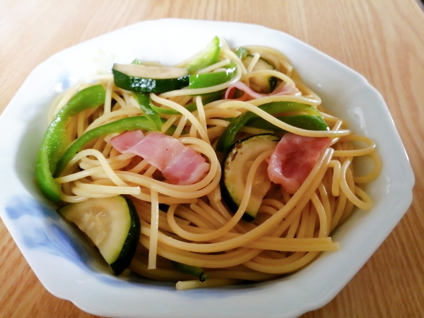 ズッキーニとピーマンとベーコンのコンソメパスタ