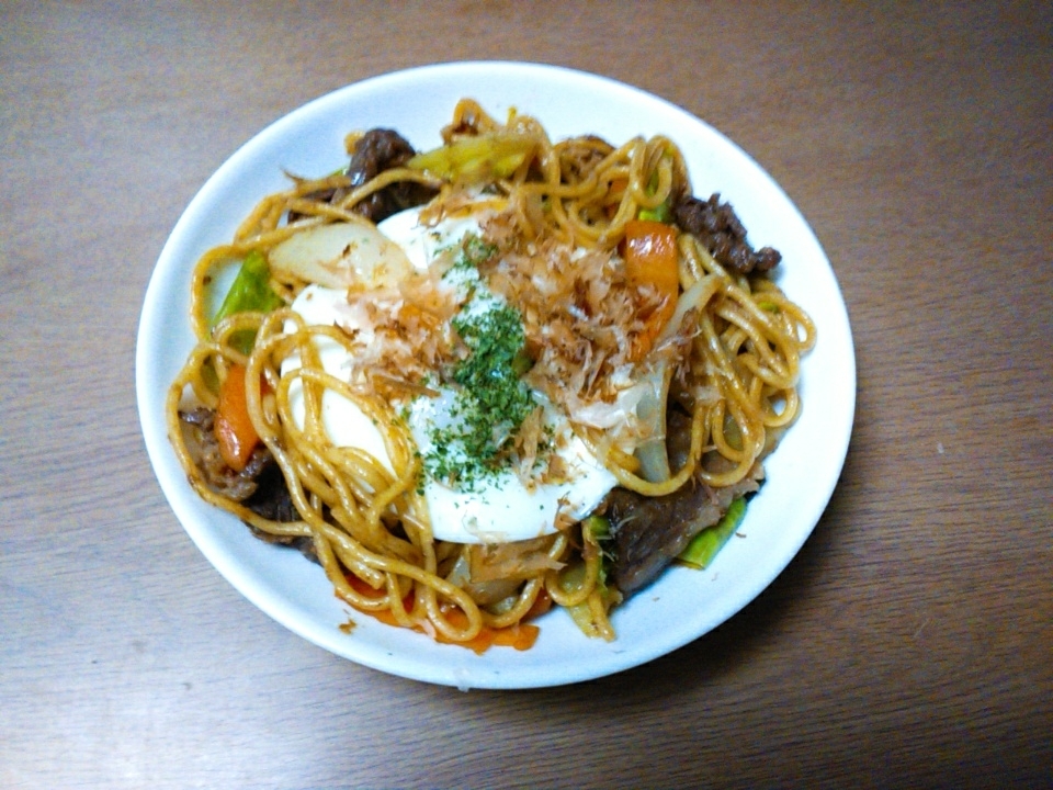 目玉焼きと牛肉の焼きそば