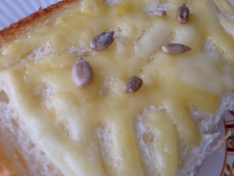 ヒマワリの種のせハニーチーズトースト。