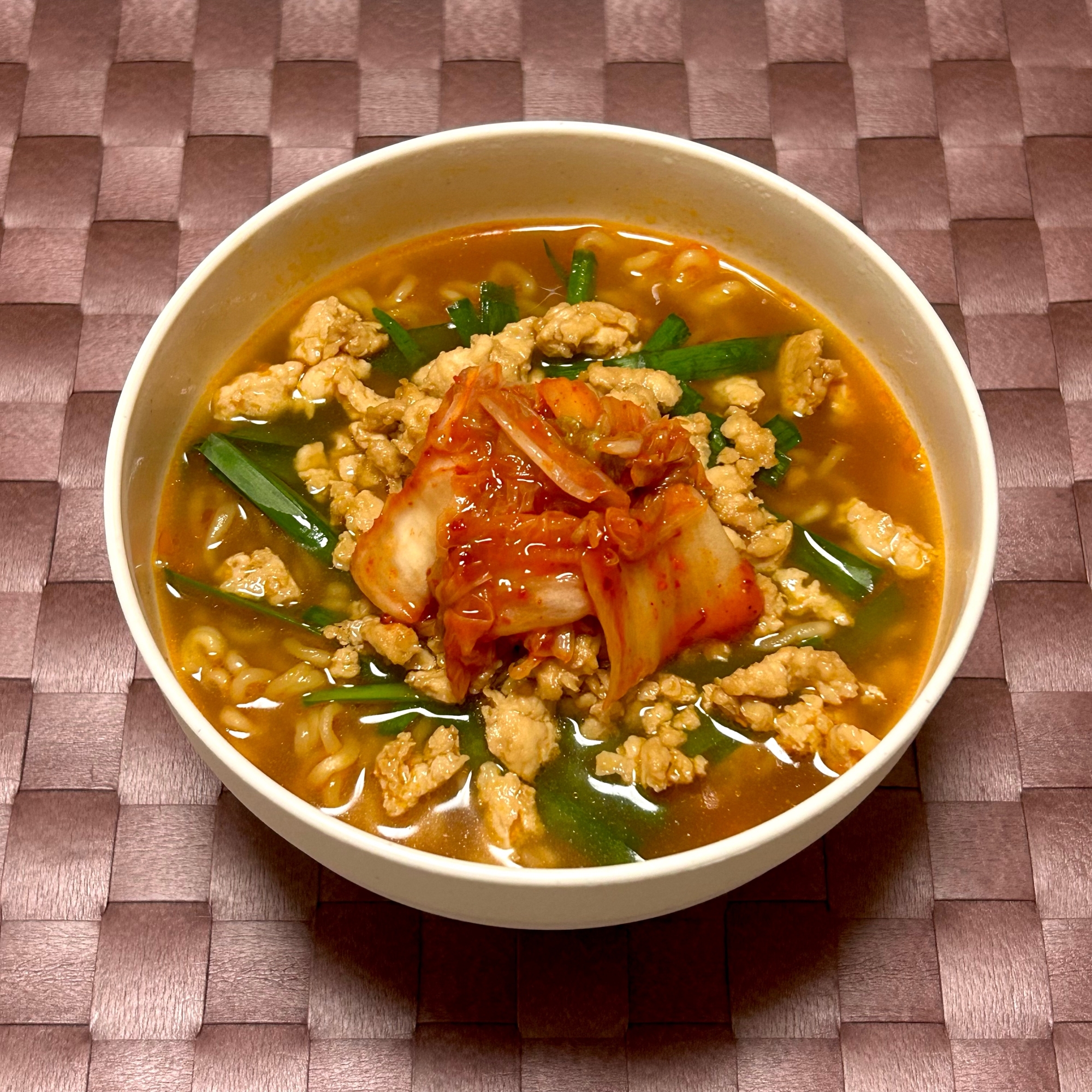 白い器に盛り付けた豚ひき肉とニラの辛ラーメン