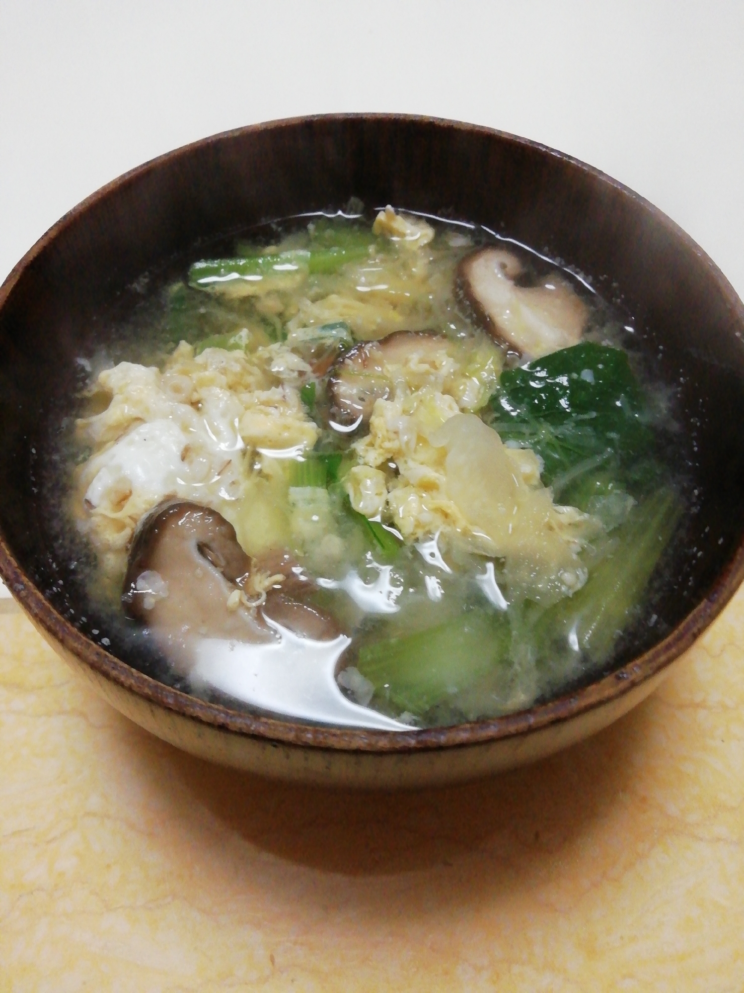 小松菜とキャベツとしいたけの卵とじ麦味噌汁