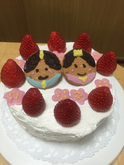 子供達のために初めてひな祭りケーキを作りました！チョコペンで描くのが難しく、歪んでしまいました（笑）素敵なレシピをありがとうございました！