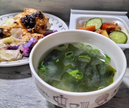 生わかめとねぎの味噌汁