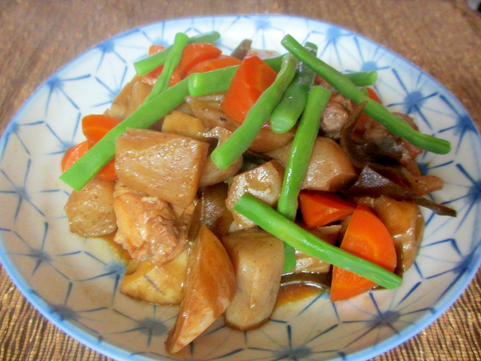 鶏肉、こんにゃく、れんこんの煮物