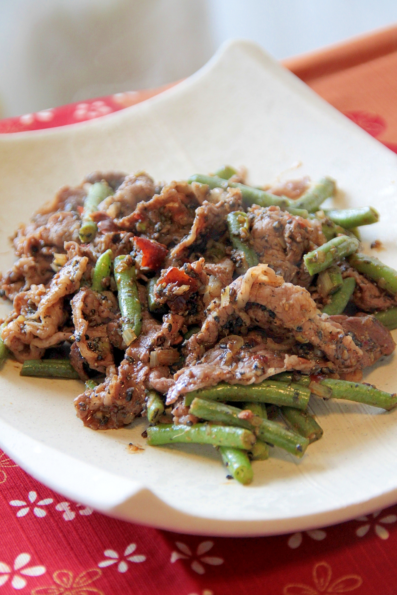 ご飯がすすみます『牛肉といんげんの黒ごま坦々炒め』