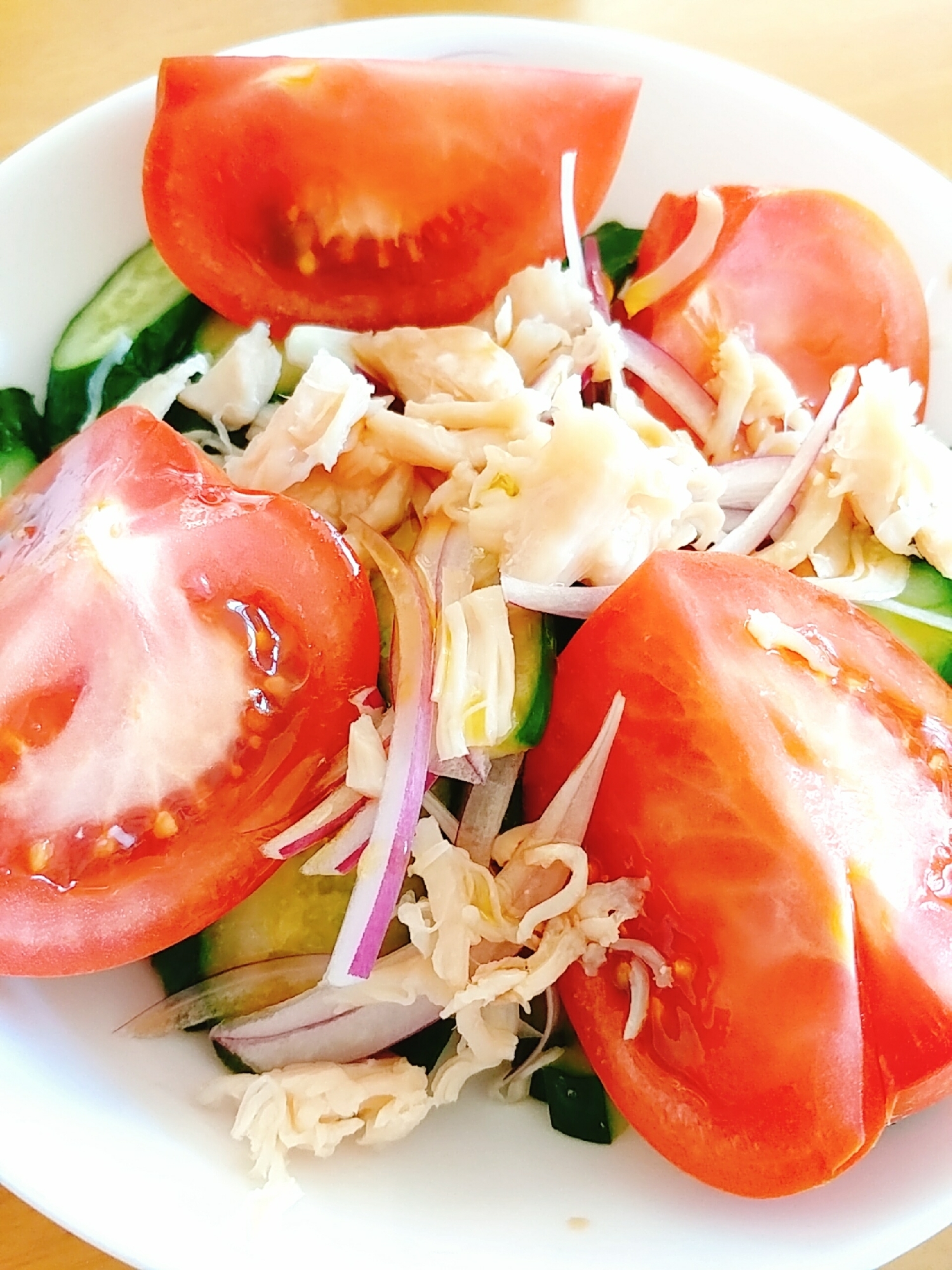 トマト　きゅうり　赤玉葱　ささみのサラダ