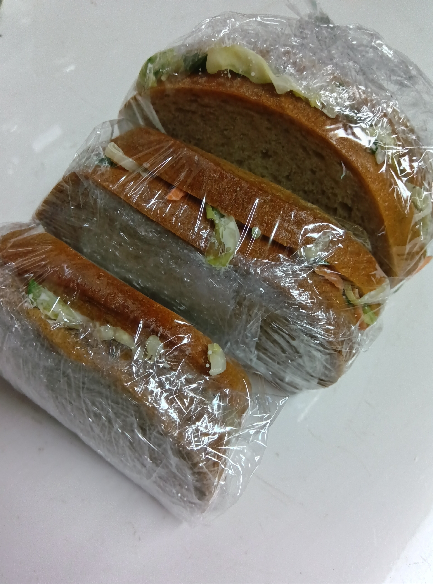 ハムとコールスローのライ麦 サンドイッチ