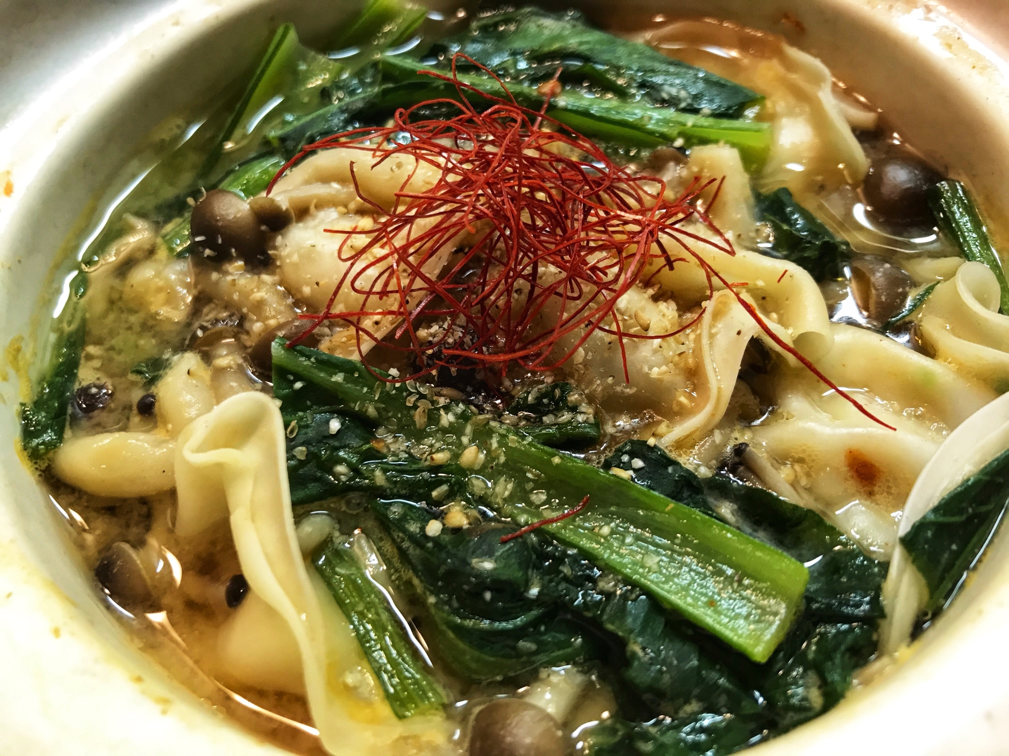 ピリ辛でポカポカ！餃子と野菜のスープ